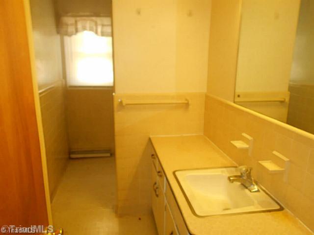 4009 McKinley Street High Point, NC 27265 - Photo 9 of 15 Bath.