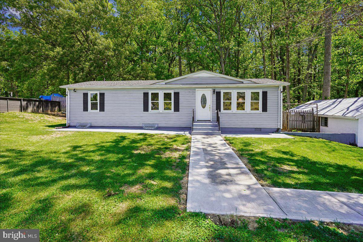 523 Widewater Road Stafford, VA 22554 - Photo 1 of 57 a front view of a house with garden