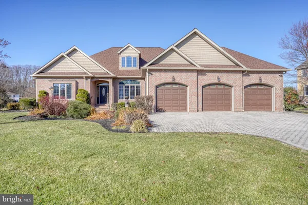 a view of a house with backyard and garden