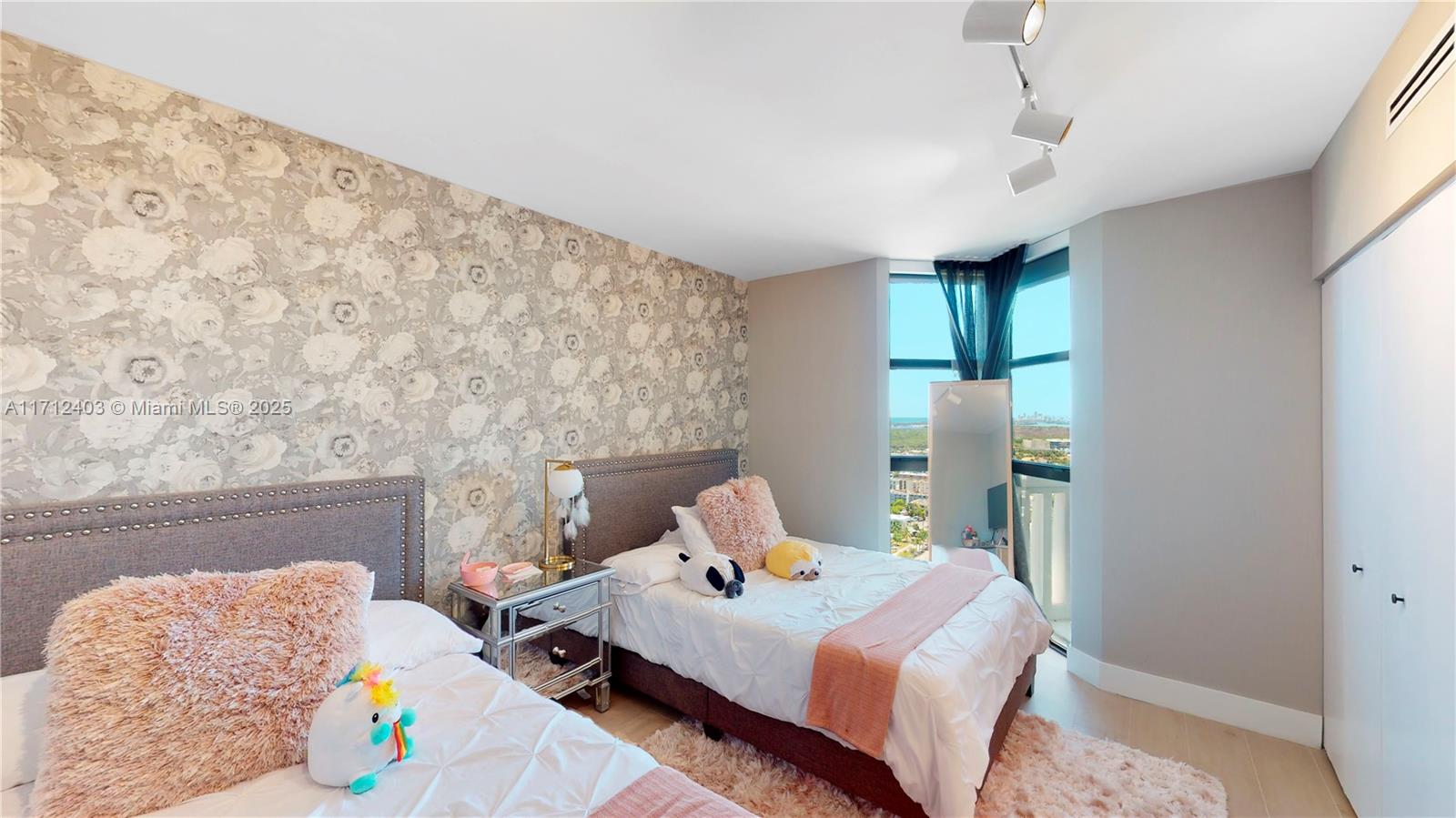 1000 West Island Boulevard, Unit 2903 Aventura, FL 33160 - Photo 15 of 20 a bedroom that has a bed and a table in it