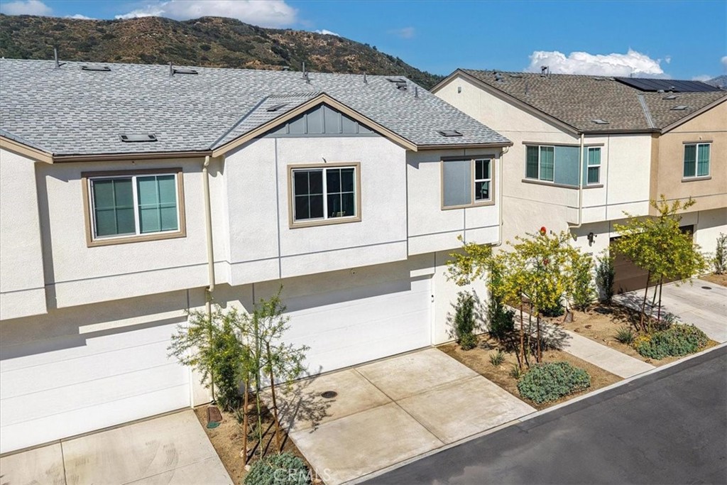 35246 Blossom Place Fallbrook, CA 92028 - Photo 4 of 62 a front view of a house with a yard