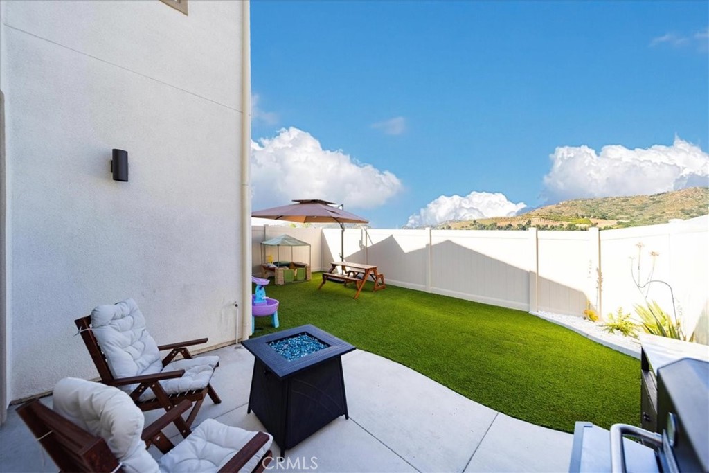 35246 Blossom Place Fallbrook, CA 92028 - Photo 44 of 62 a backyard of a house with table and chairs