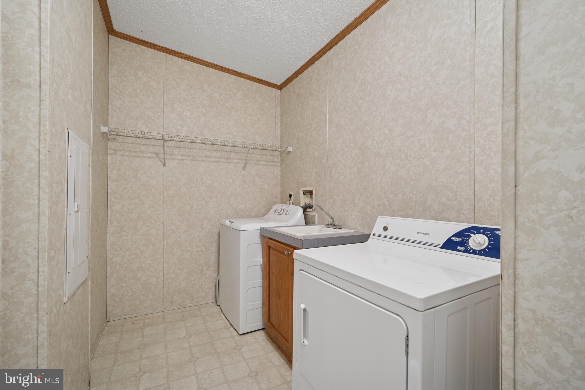 41 North Dragon Drive Bear, DE 19701 - Photo 26 of 30 a utility room with dryer and washer
