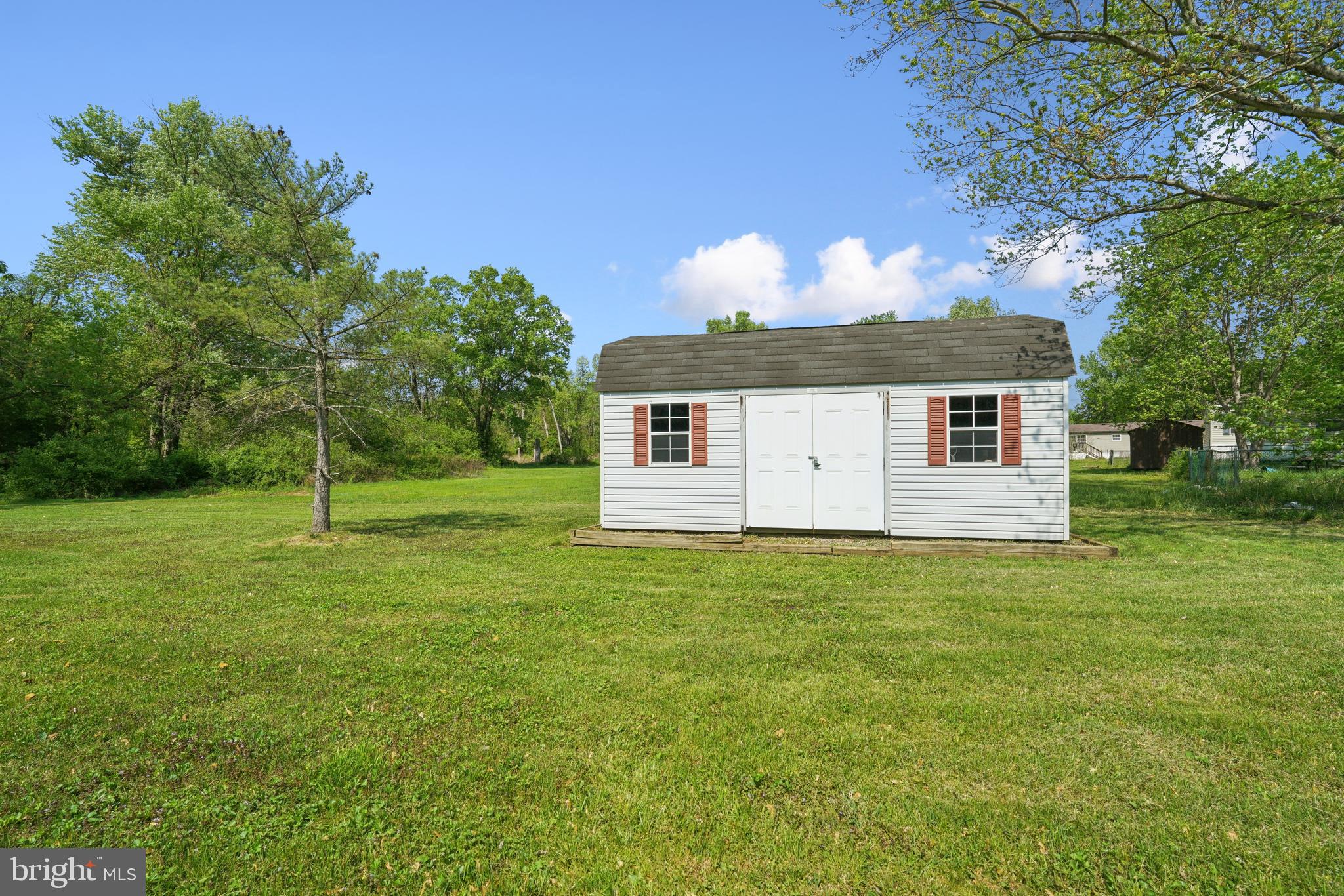 41 North Dragon Drive Bear, DE 19701 - Photo 28 of 30 a backyard of a house with plants and large tree