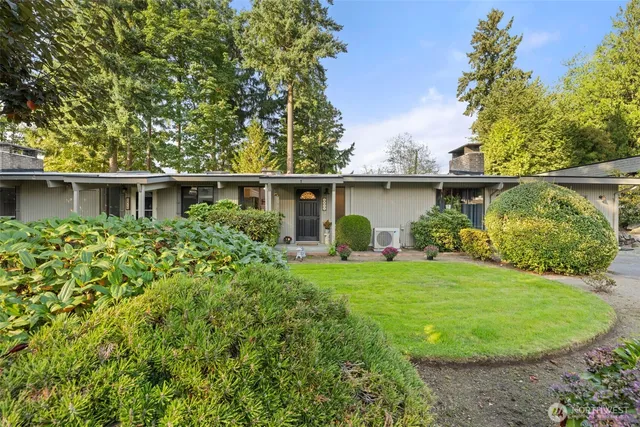 a view of a house with backyard