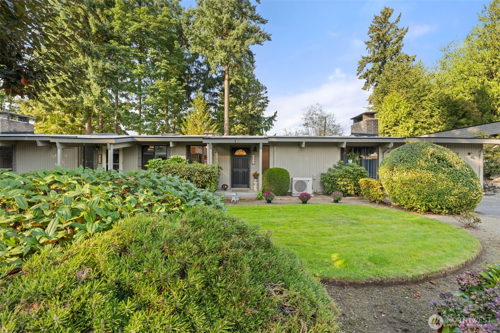 a view of a house with backyard