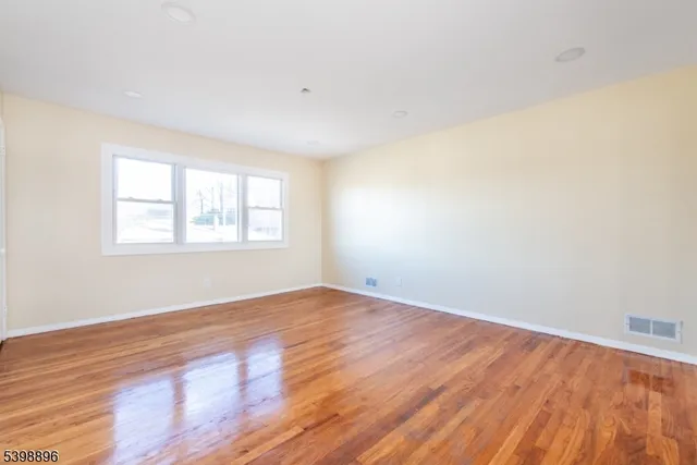 $3,000 | 413 Essex Street, Hackensack, NJ 07601