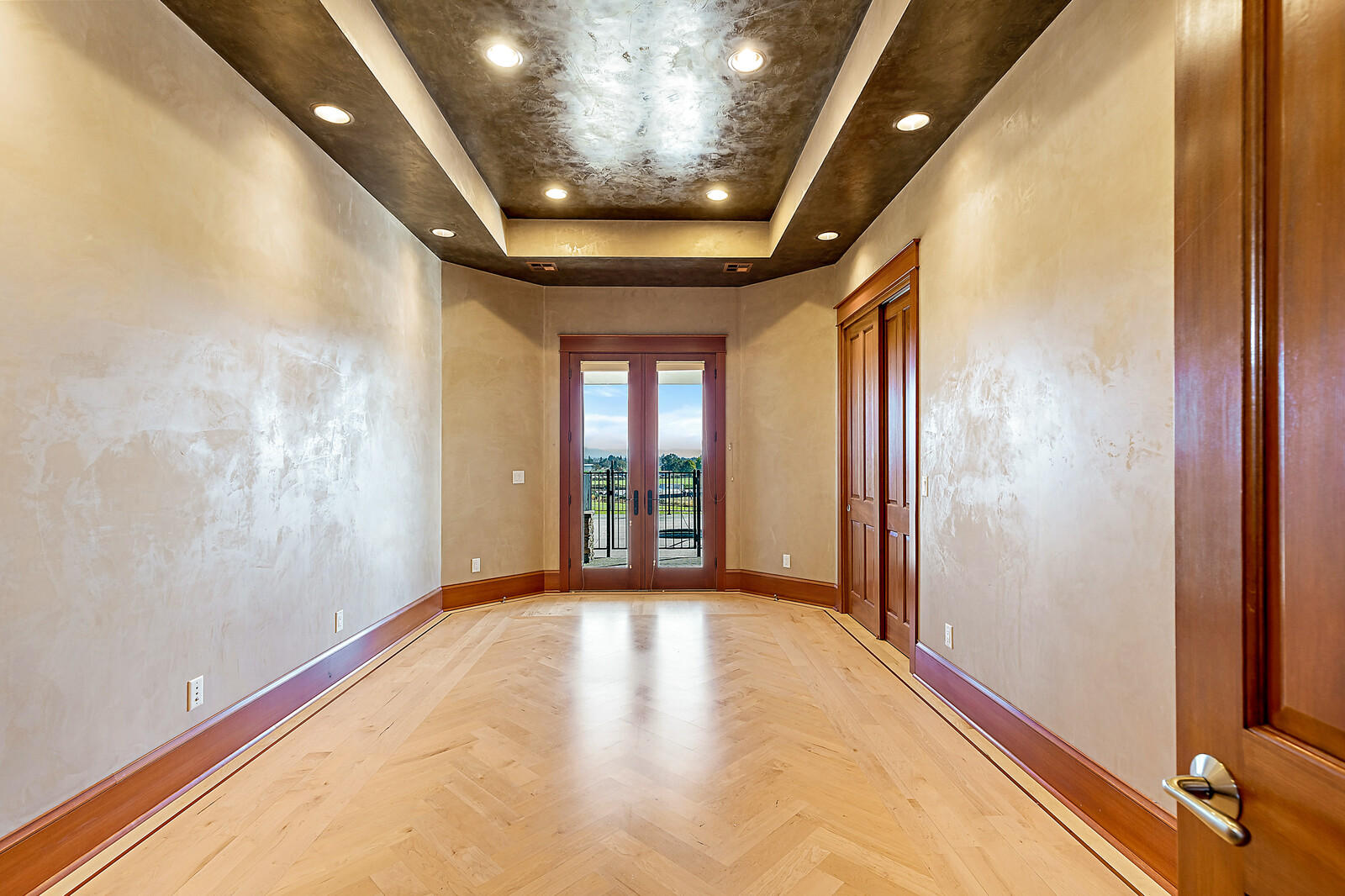 5405-5413 Seven Oaks Road Central Point, OR 97502 - Photo 35 of 65 a view of entryway