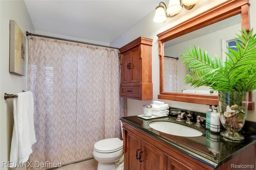 705 Kentucky Drive Rochester, MI 48307 - Photo 20 of 24 Updated Bathroom