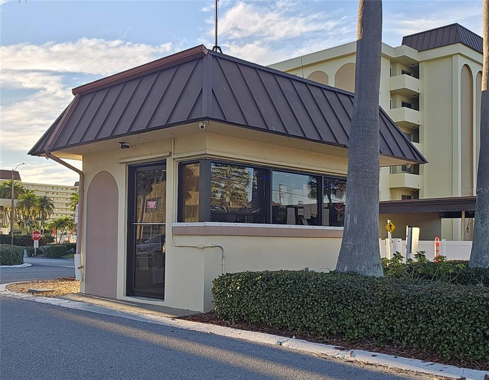 4525 Cove Circle, Unit 1002 St. Petersburg, FL 33708 - Photo 33 of 42 a view of a house with a garden