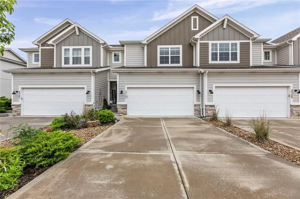 $325,000 | 3723 Southwest Walsh Drive, Lee's Summit, MO 64082