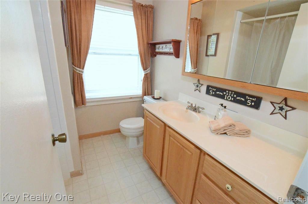 930 Little Hill Court Rochester Hills, MI 48307 - Photo 13 of 22