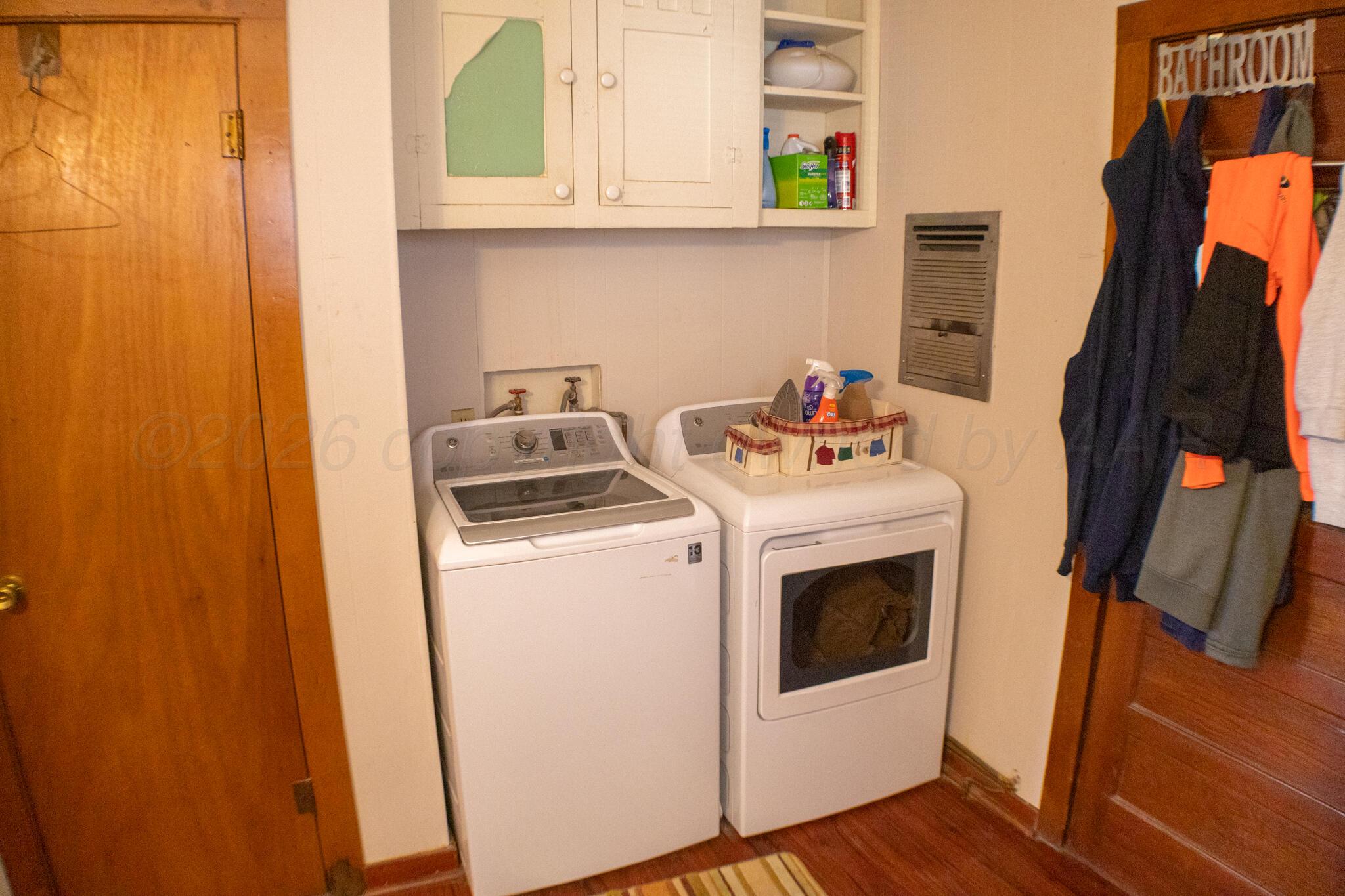 801 North Main Street McLean, TX 79057 - Photo 16 of 24 a utility room with dryer and washer