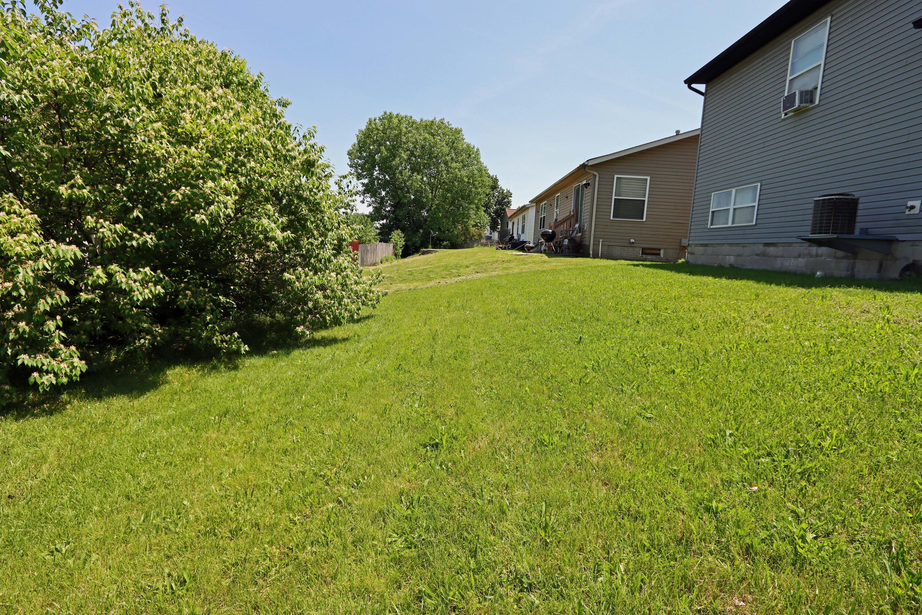 3550 Rocky Road Columbus, OH 43223 - Photo 25 of 28 Large back yard