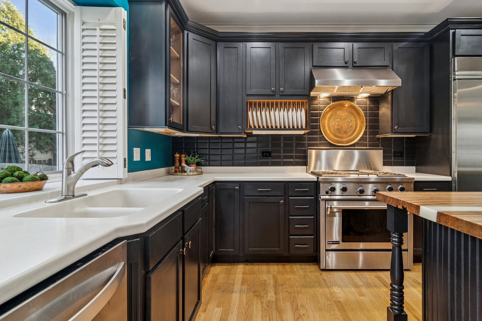 320 Washington Street Barrington, IL 60010 - Photo 9 of 34 a kitchen with a stove and a sink