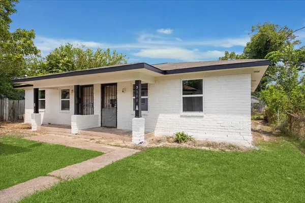 $1,095 | 5111 Clover Street, Unit B, Houston, TX 77033