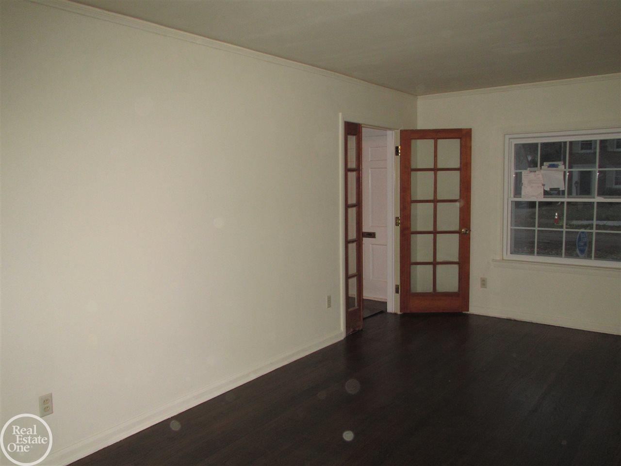 1323 Hampton Road Grosse Pointe Woods, MI 48236 - Photo 15 of 40