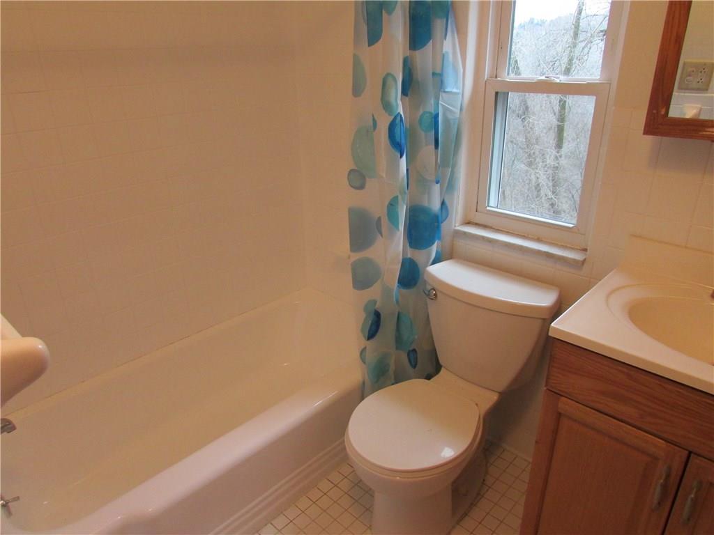 380 Pointview Road Brentwood, PA 15227 - Photo 14 of 25 2nd floor bathroom