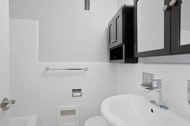 $1,821 | 5858 North Sheridan Road, Unit 508, Chicago, IL 60660