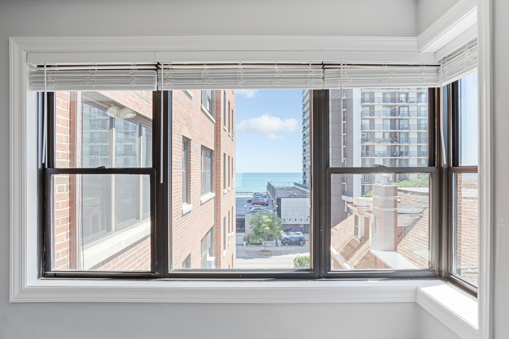 5858 North Sheridan Road, Unit 508 Chicago, IL 60660 - Photo 7 of 17 a view of a window