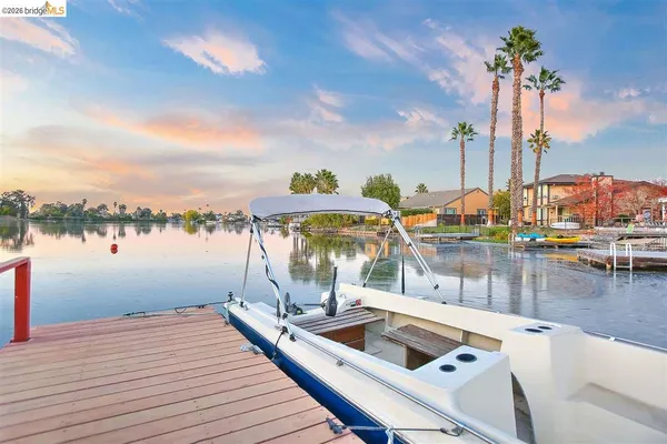 a view of a house with backyard and porch