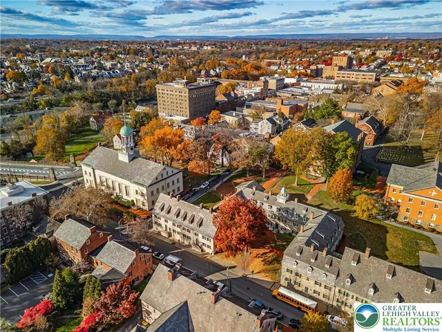 $1,700 | 426 Heckewelder Place, Unit 2, Bethlehem, PA 18018