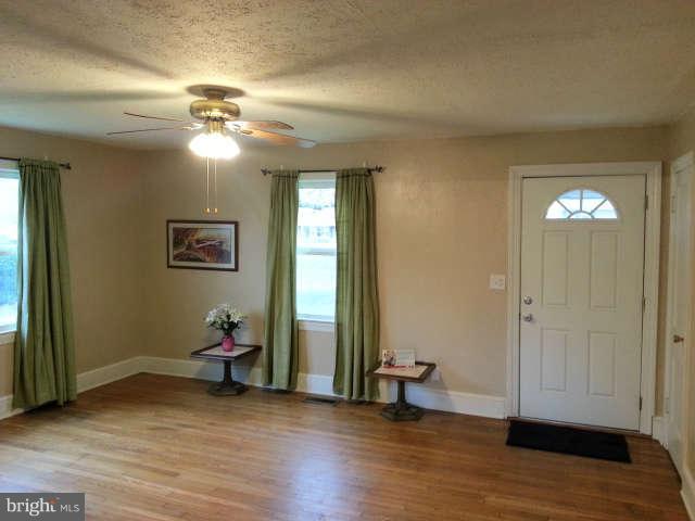 447 Ferry Road Fredericksburg, VA 22405 - Photo 2 of 15 Living Room