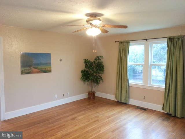447 Ferry Road Fredericksburg, VA 22405 - Photo 3 of 15 Living Room