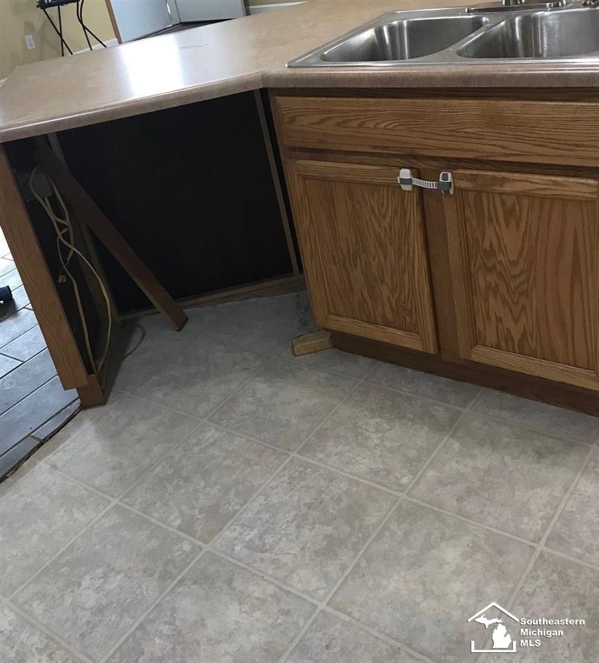 28126 Arsenal Road Flat Rock, MI 48134 - Photo 24 of 30 31377955-23.JPG