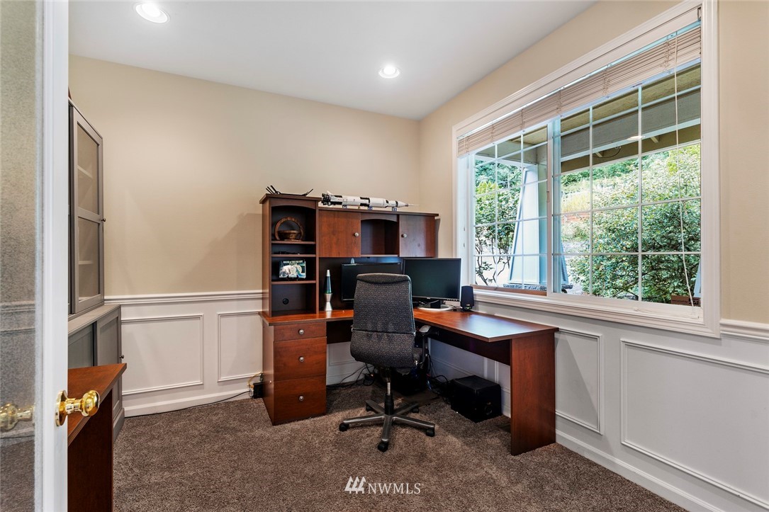 19511 Southeast May Valley Road Issaquah, WA 98027 - Photo 12 of 25 Gallery Image 12