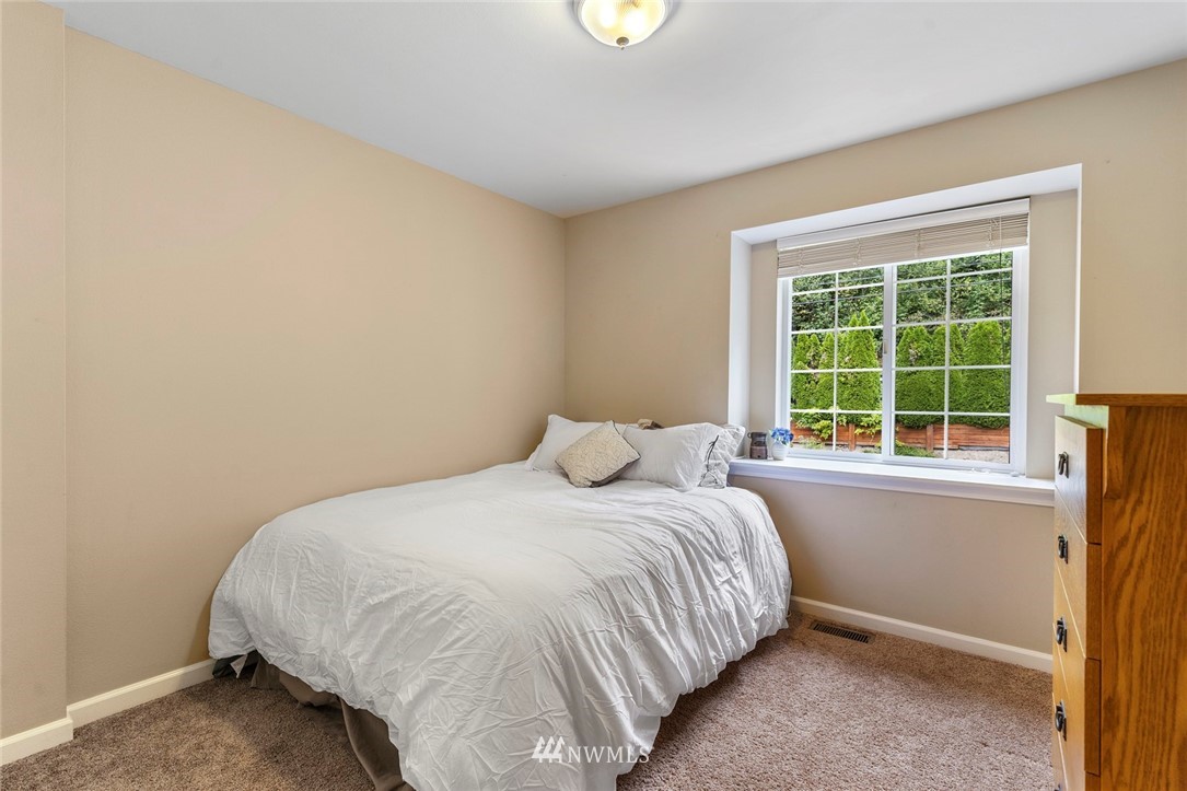 19511 Southeast May Valley Road Issaquah, WA 98027 - Photo 19 of 25 Gallery Image 19