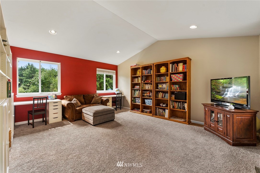 19511 Southeast May Valley Road Issaquah, WA 98027 - Photo 23 of 25 Gallery Image 23