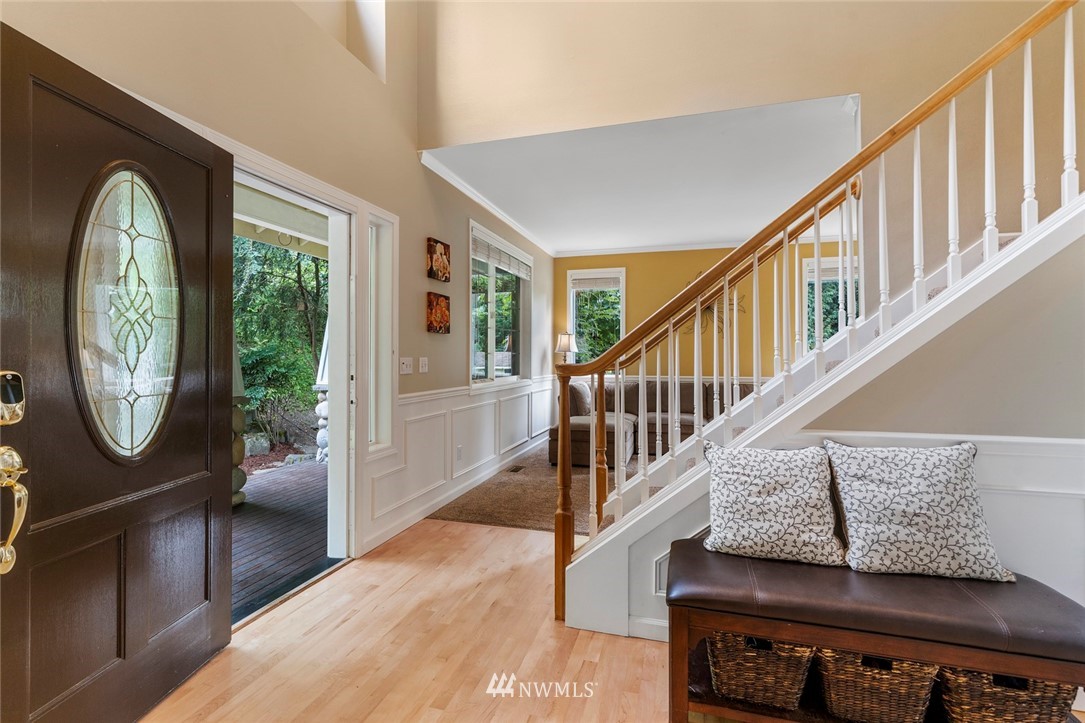 19511 Southeast May Valley Road Issaquah, WA 98027 - Photo 4 of 25 Gallery Image 4