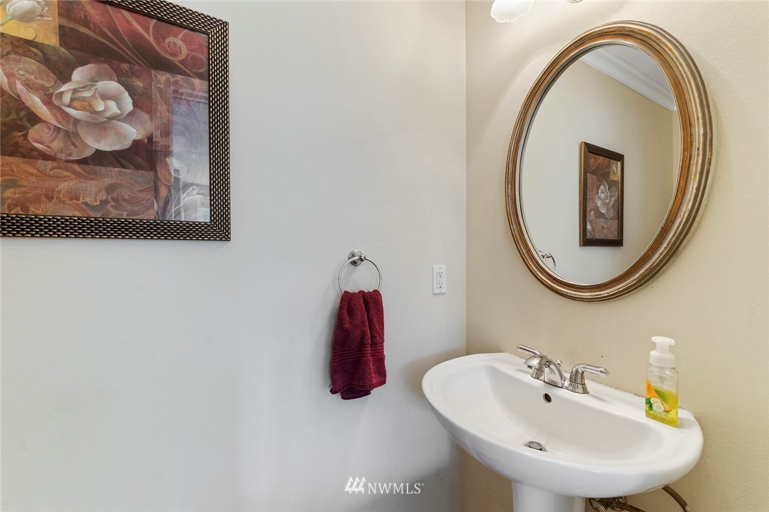 19511 Southeast May Valley Road Issaquah, WA 98027 - Photo 10 of 25 Gallery Image 10