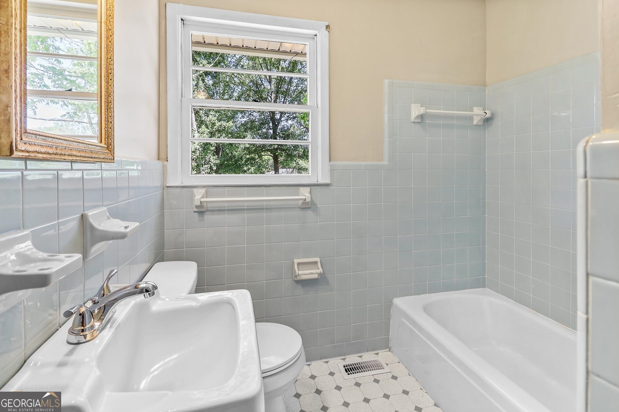 55 Welcome Sargent Road Newnan, GA 30263 - Photo 10 of 20 a bathroom with a sink toilet and bathtub