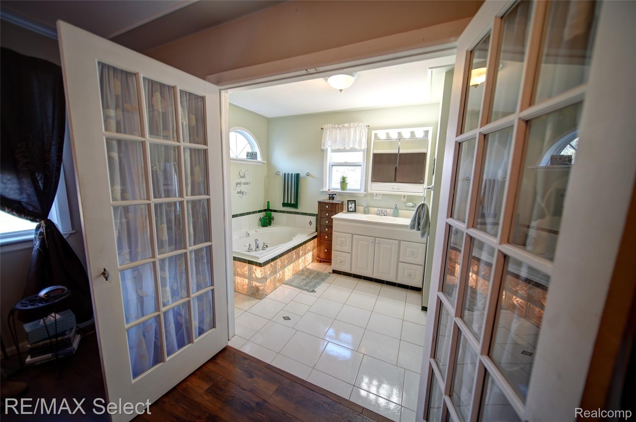 4045 East Carpenter Road Flint, MI 48506 - Photo 28 of 50 5413 N McKinley 090.jpg