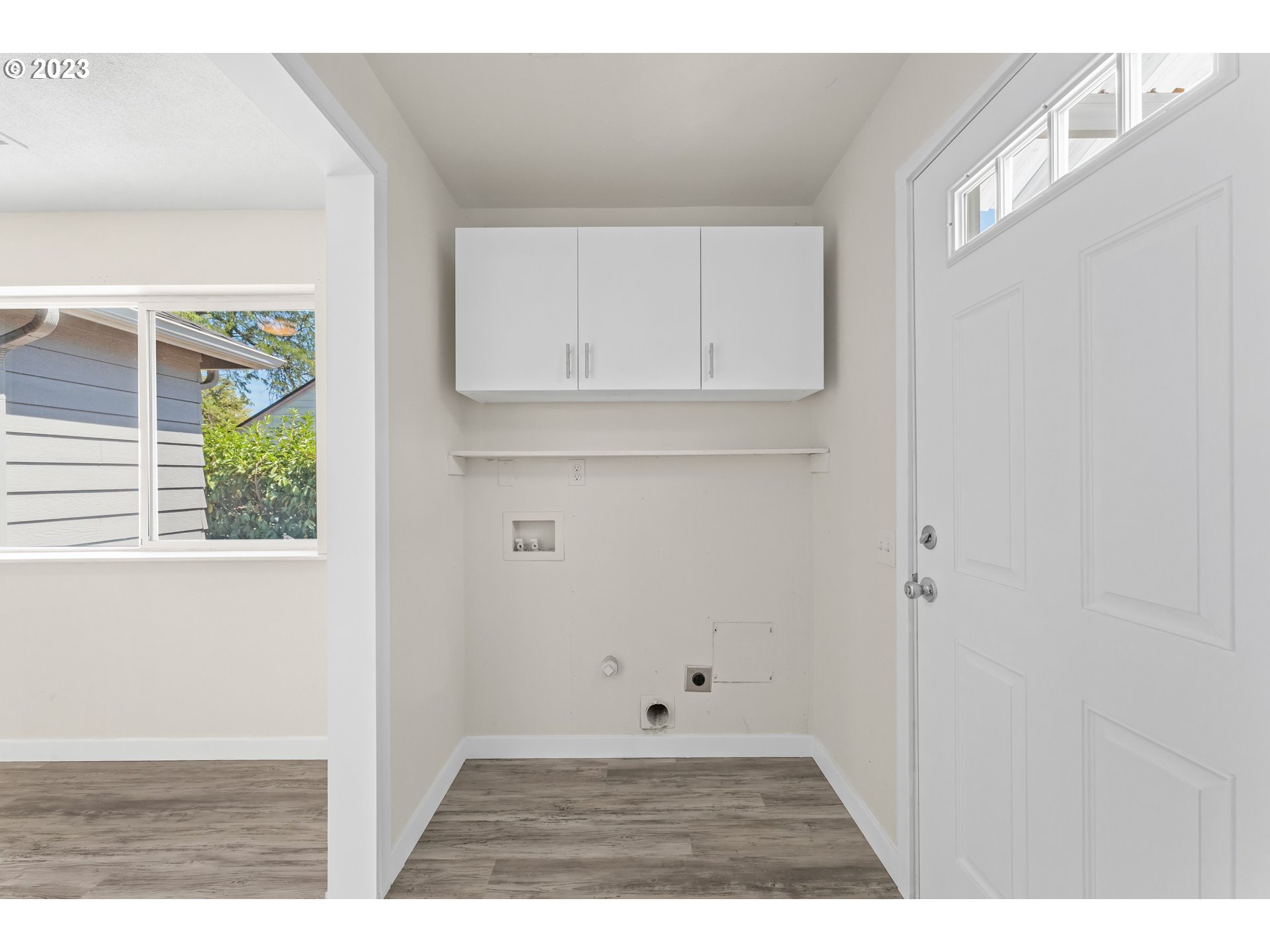 835 L Street Springfield, OR 97477 - Photo 15 of 40 a view of an empty room