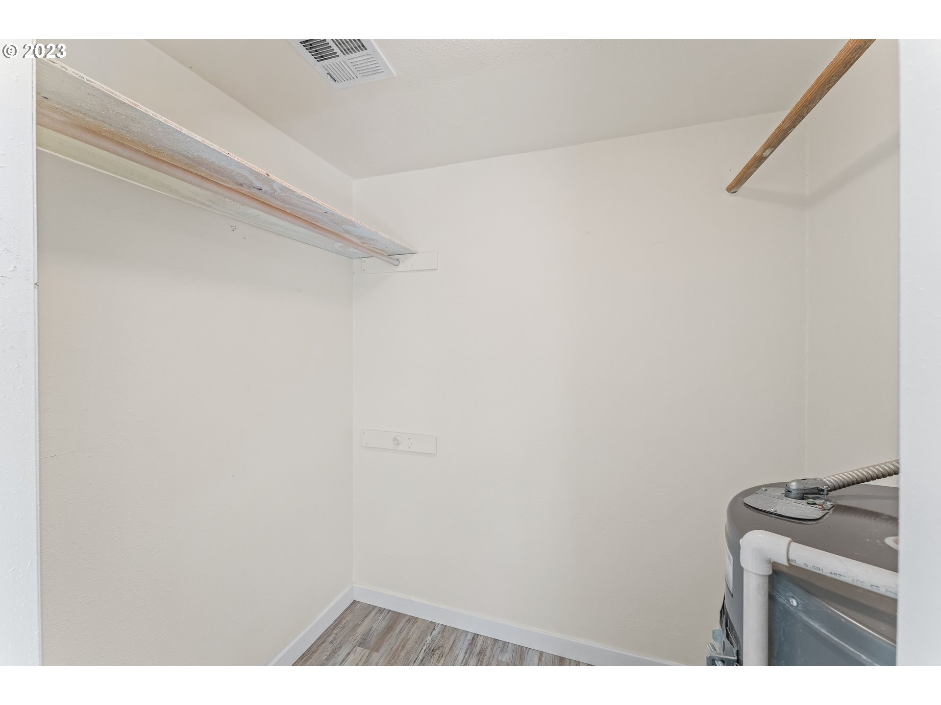 835 L Street Springfield, OR 97477 - Photo 21 of 40 a picture of a room