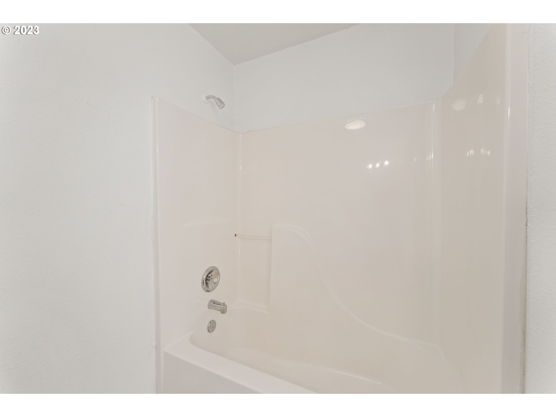 835 L Street Springfield, OR 97477 - Photo 23 of 40 a bathroom with a shower