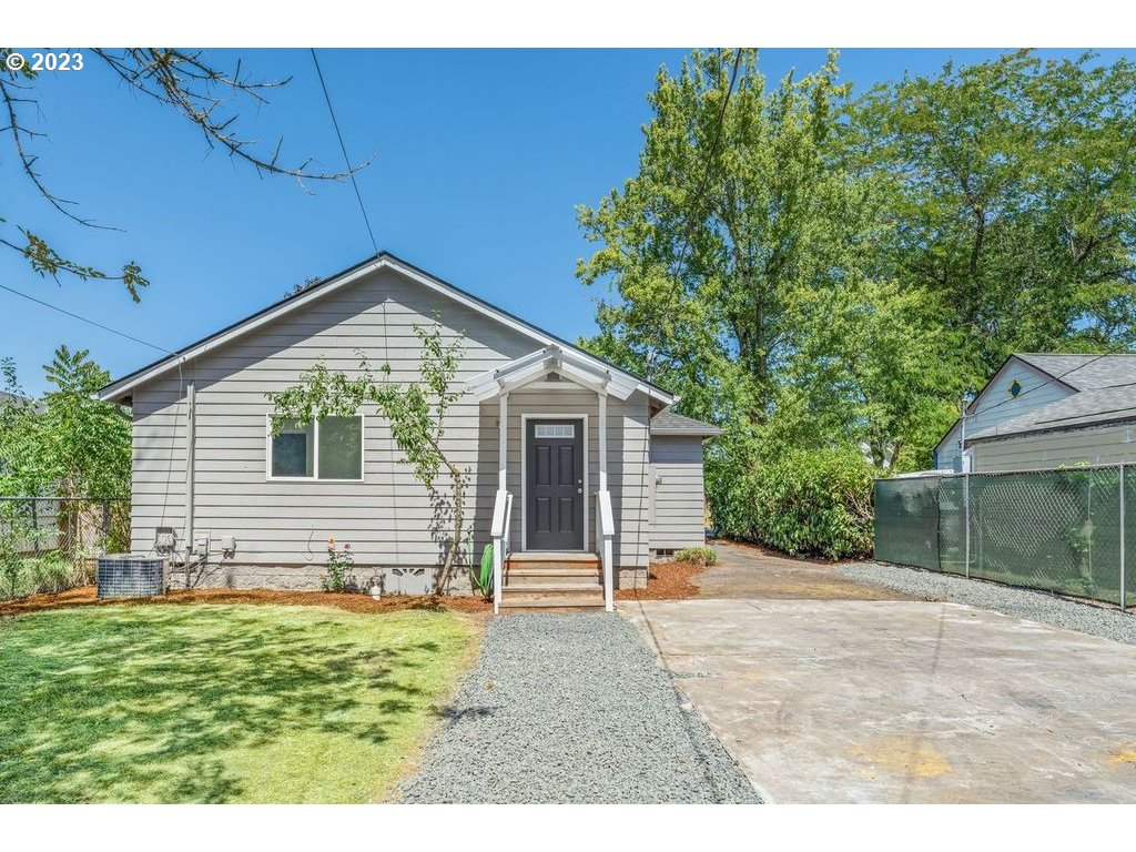 835 L Street Springfield, OR 97477 - Photo 35 of 40 a front view of a house with a garden