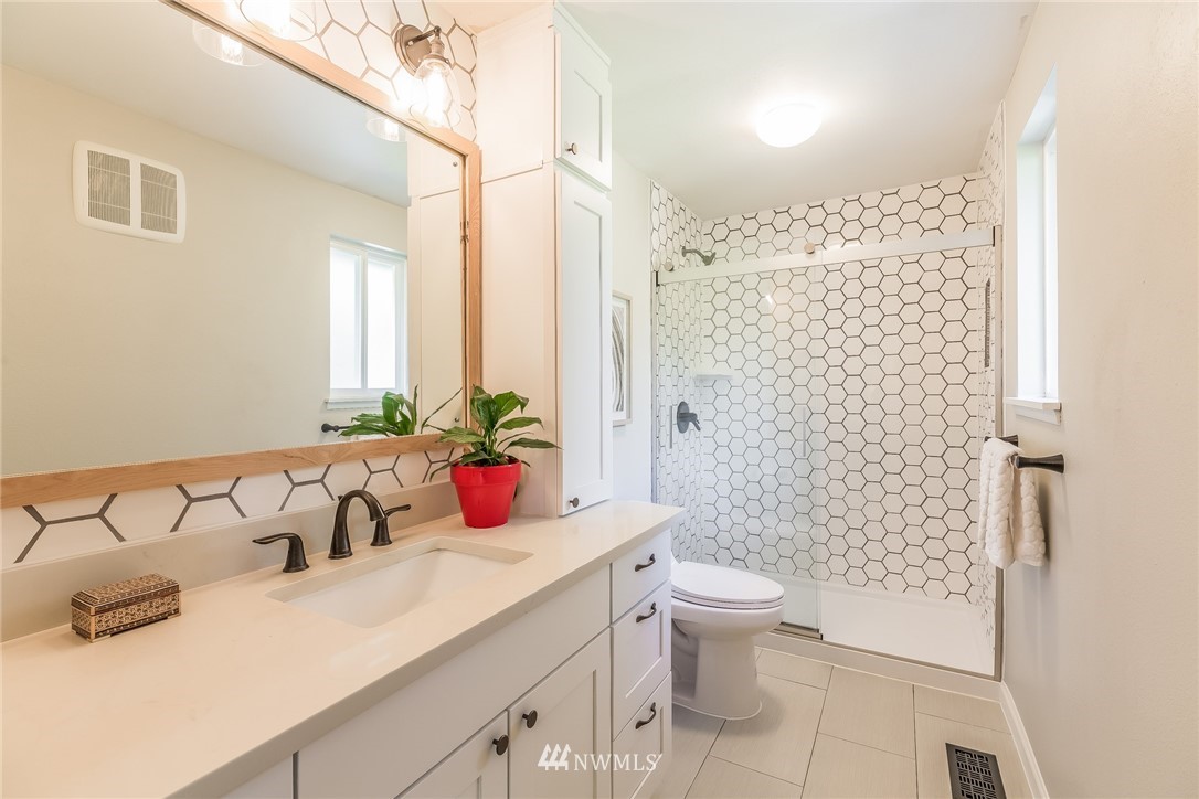 9740 43rd Place Southwest Seattle, WA 98136 - Photo 10 of 25 Gallery Image 10