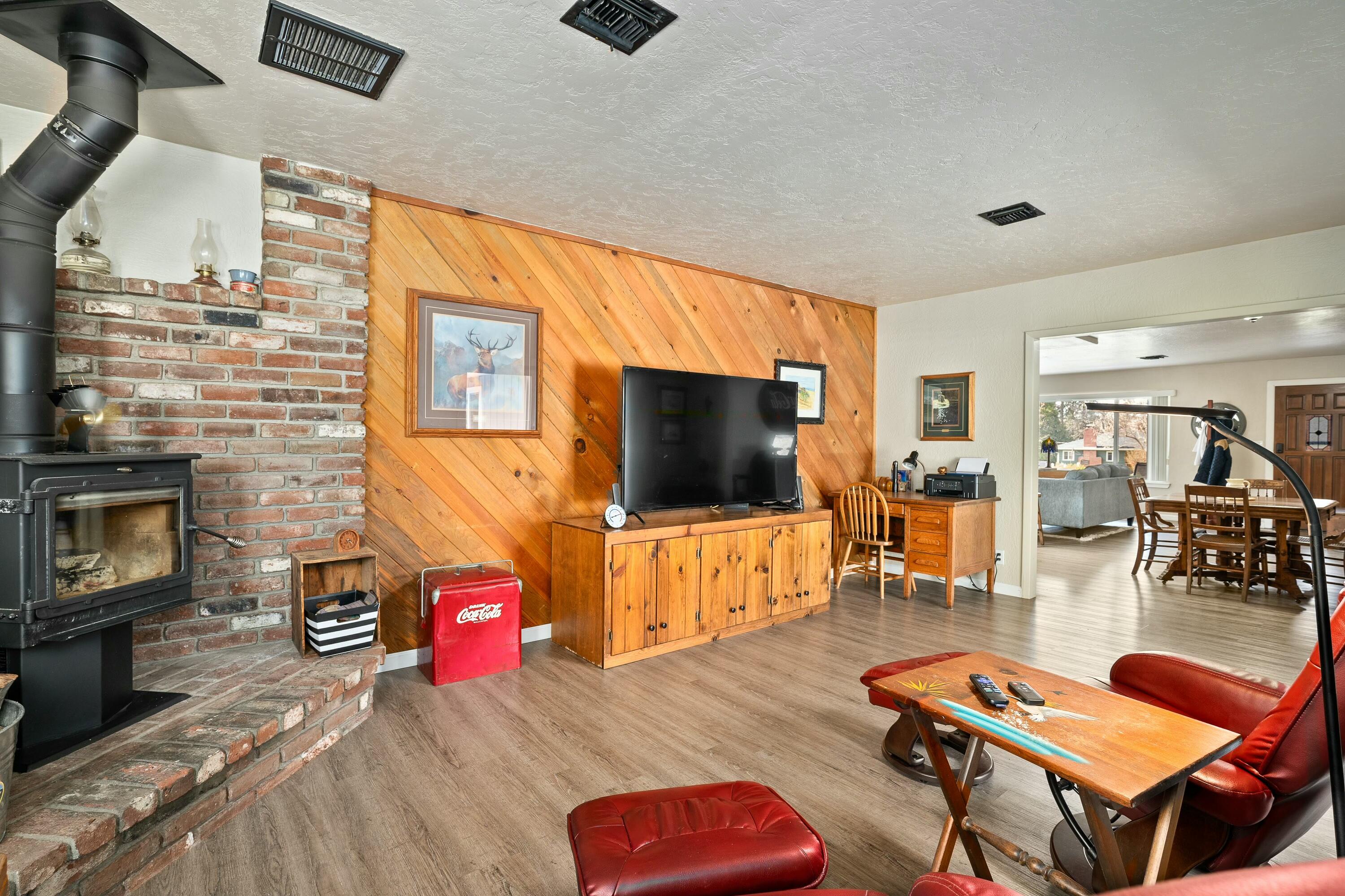 111 Espey Road Grants Pass, OR 97527 - Photo 19 of 48 Living Room