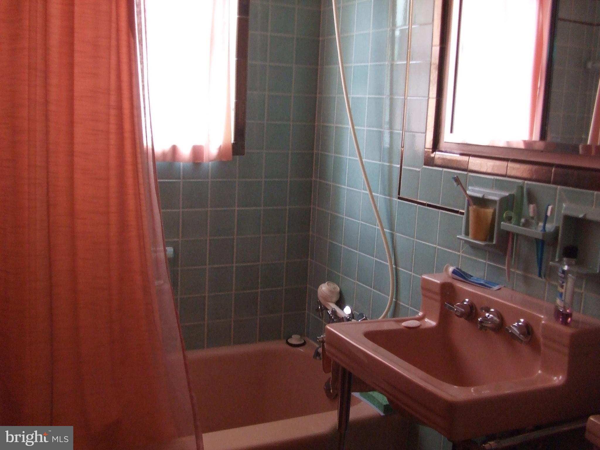 3811 Enterprise Road Bowie, MD 20721 - Photo 17 of 20 2nd Hall Bath
