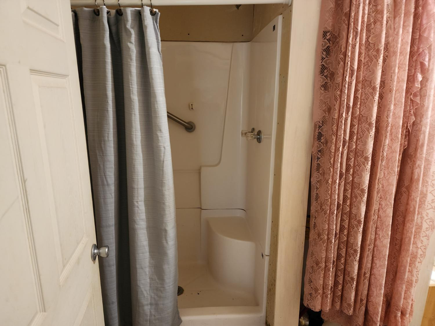 230 South 11th Street Slaton, TX 79364 - Photo 6 of 10 a bathroom with a shower