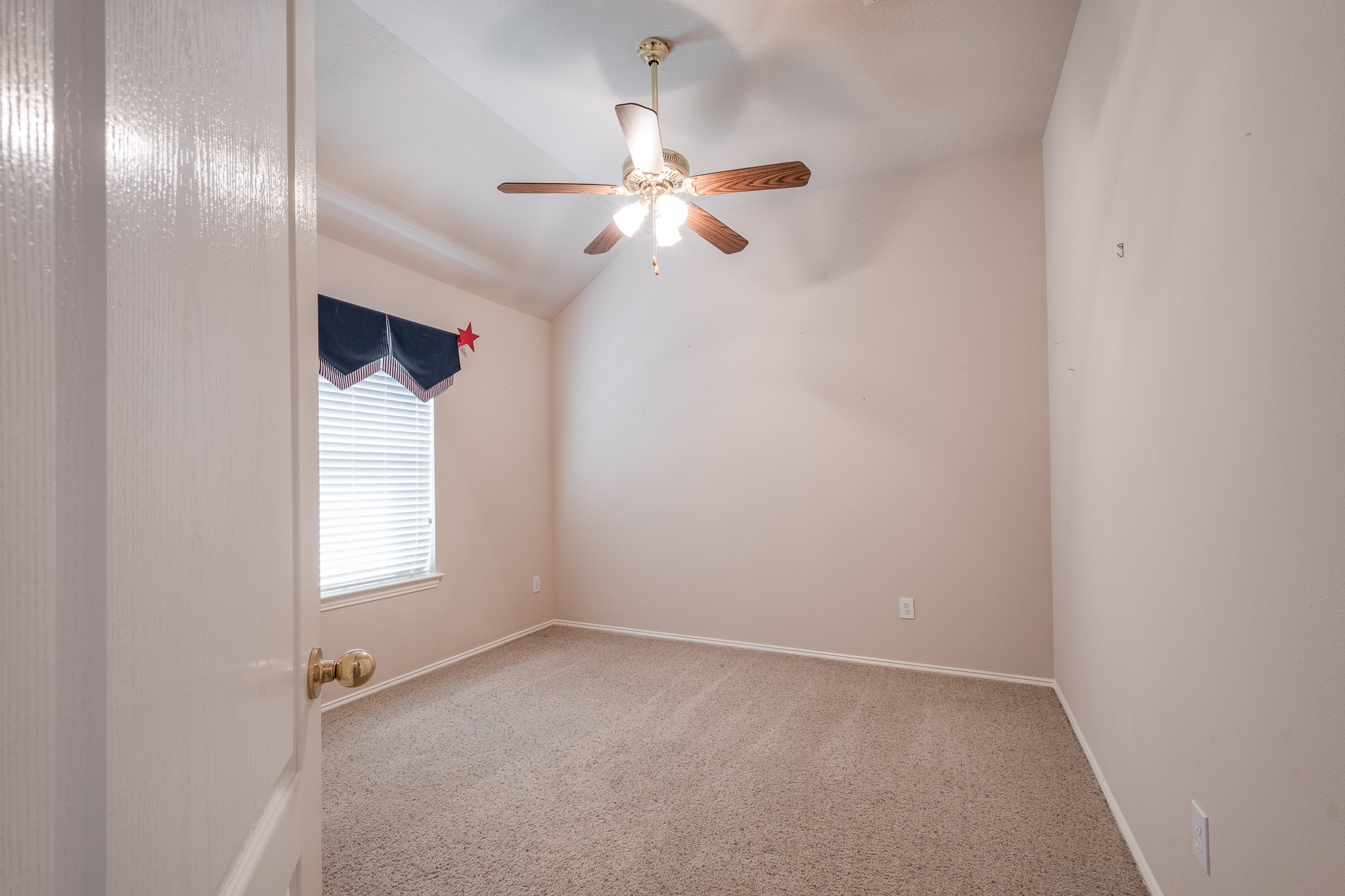 5914 Birdie Way Pasadena, TX 77505 - Photo 27 of 32 an empty room with windows and fan