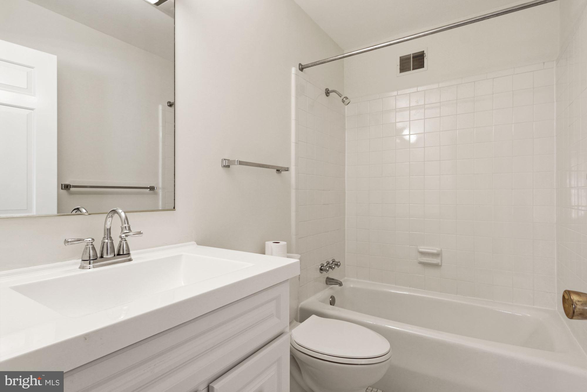 11009 Cripplegate Road Potomac, MD 20854 - Photo 15 of 31 Main Floor Hallway Bathroom