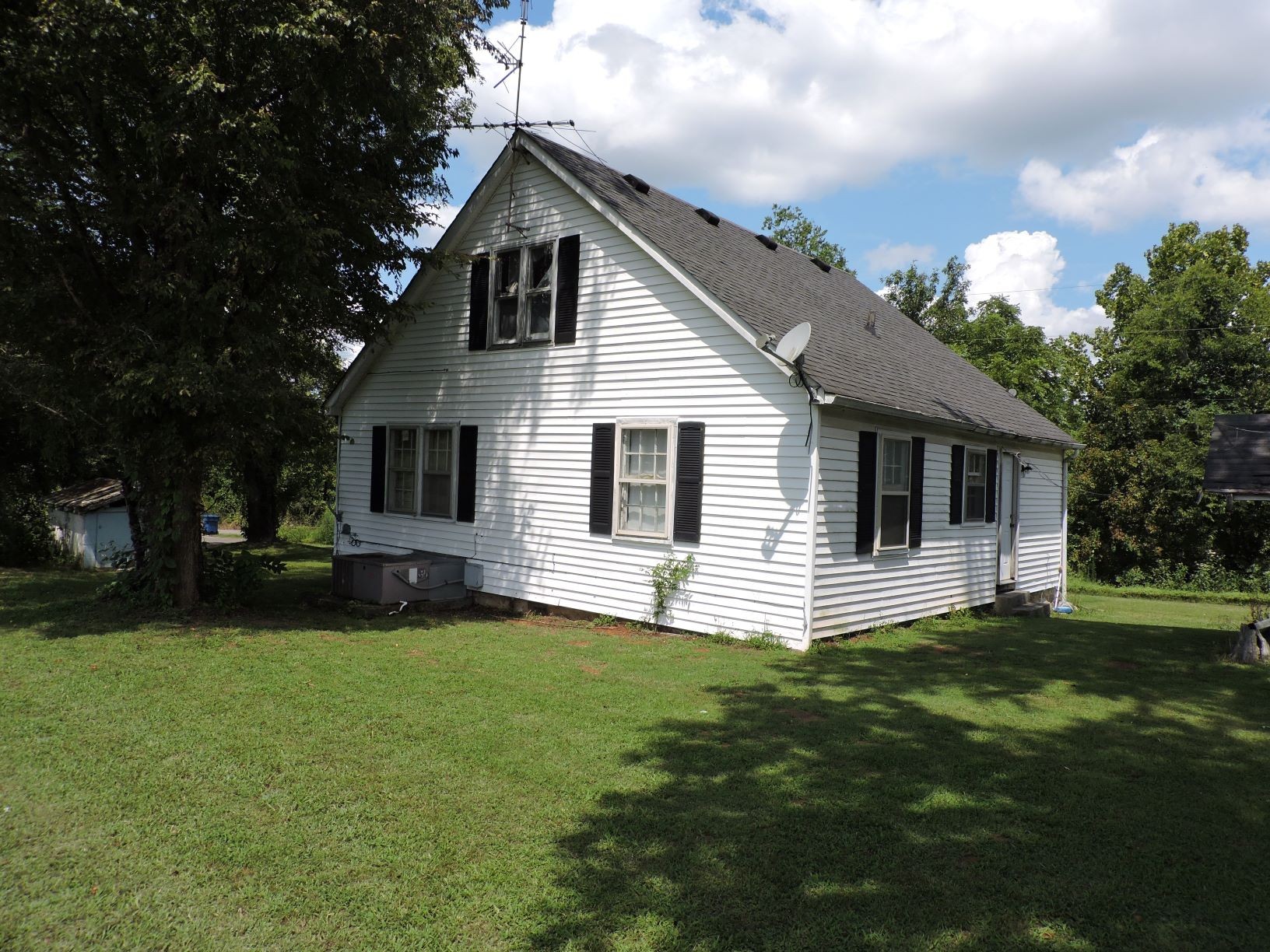 10891 Murfreesboro Road Lebanon, TN 37090 - Photo 7 of 16 a front view of house with yard and green space