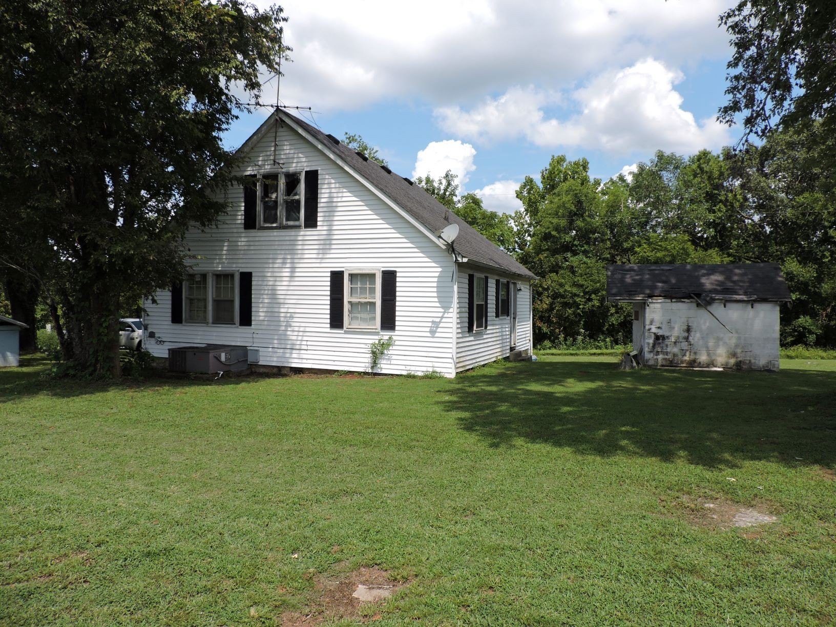 10891 Murfreesboro Road Lebanon, TN 37090 - Photo 10 of 16 a front view of a house with garden