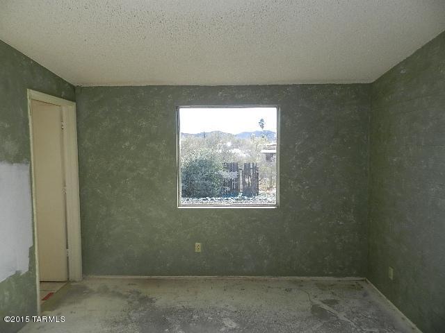 2007 West Saxony Road Tucson, AZ 85713 - Photo 12 of 25 an empty room with a window
