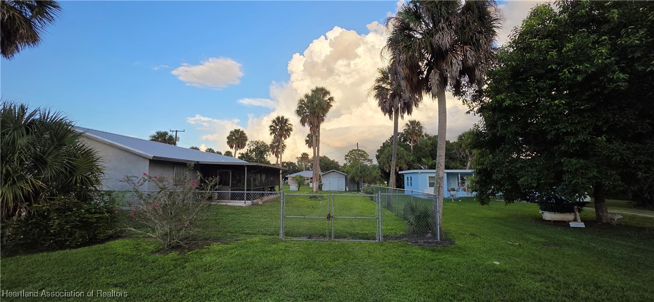 307 Southwest 10th Street Okeechobee, FL 34974 - Photo 7 of 38 Back yard